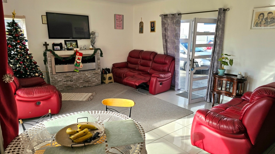 4 Bedroom Property for Sale in Sandbaai Western Cape